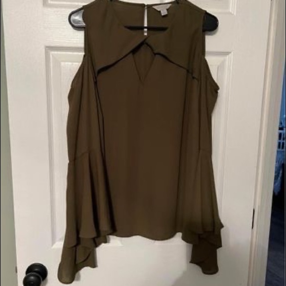 Tags still attached. Olive green flowy sleeve top, with cold shoulder. XL